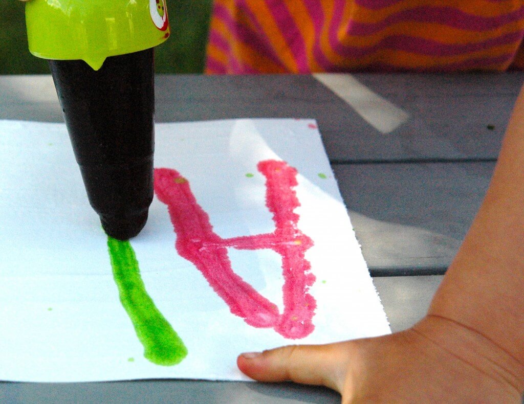 Awesome summer science project! Fizzing popsicles. {Playdough to Plato}