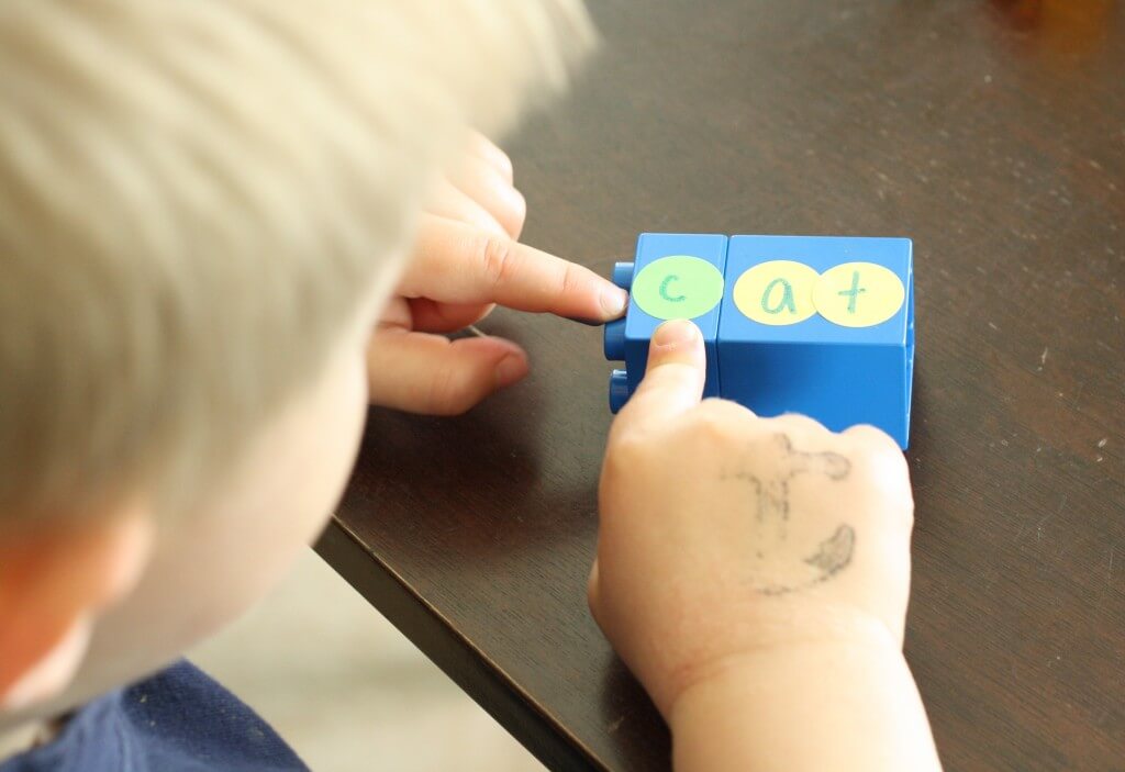 LEGO Word Families. Hands-on reading activity for new readers. {Playdough to Plato}