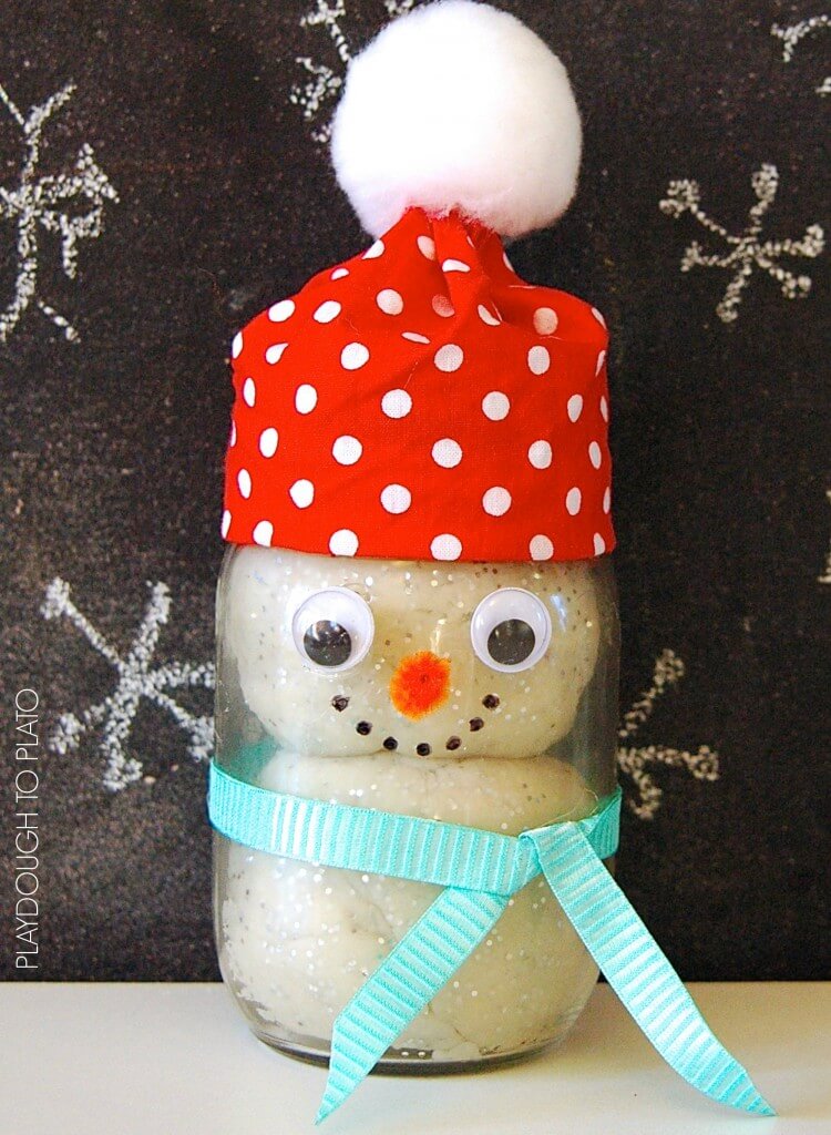 Super cute gift for kids. Make playdough snowmen kits in a jar!