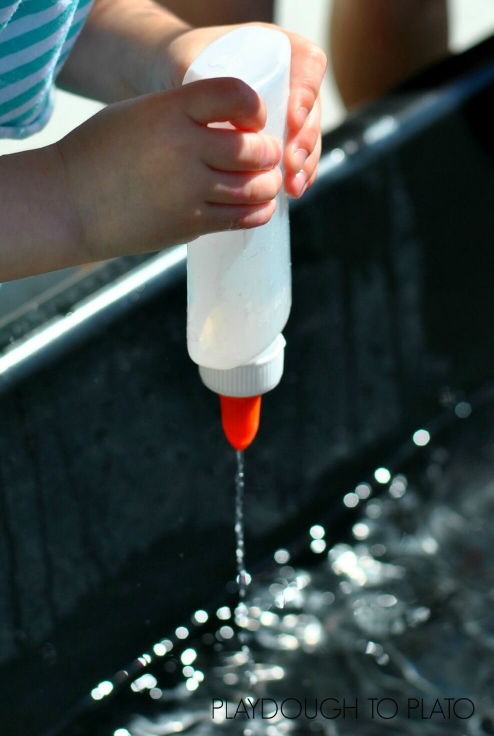 https://www.playdoughtoplato.com/wp-content/uploads/2015/06/squeezing-bottles-for-fine-motor-water-activity-Playdough-to-Plato.3.jpg