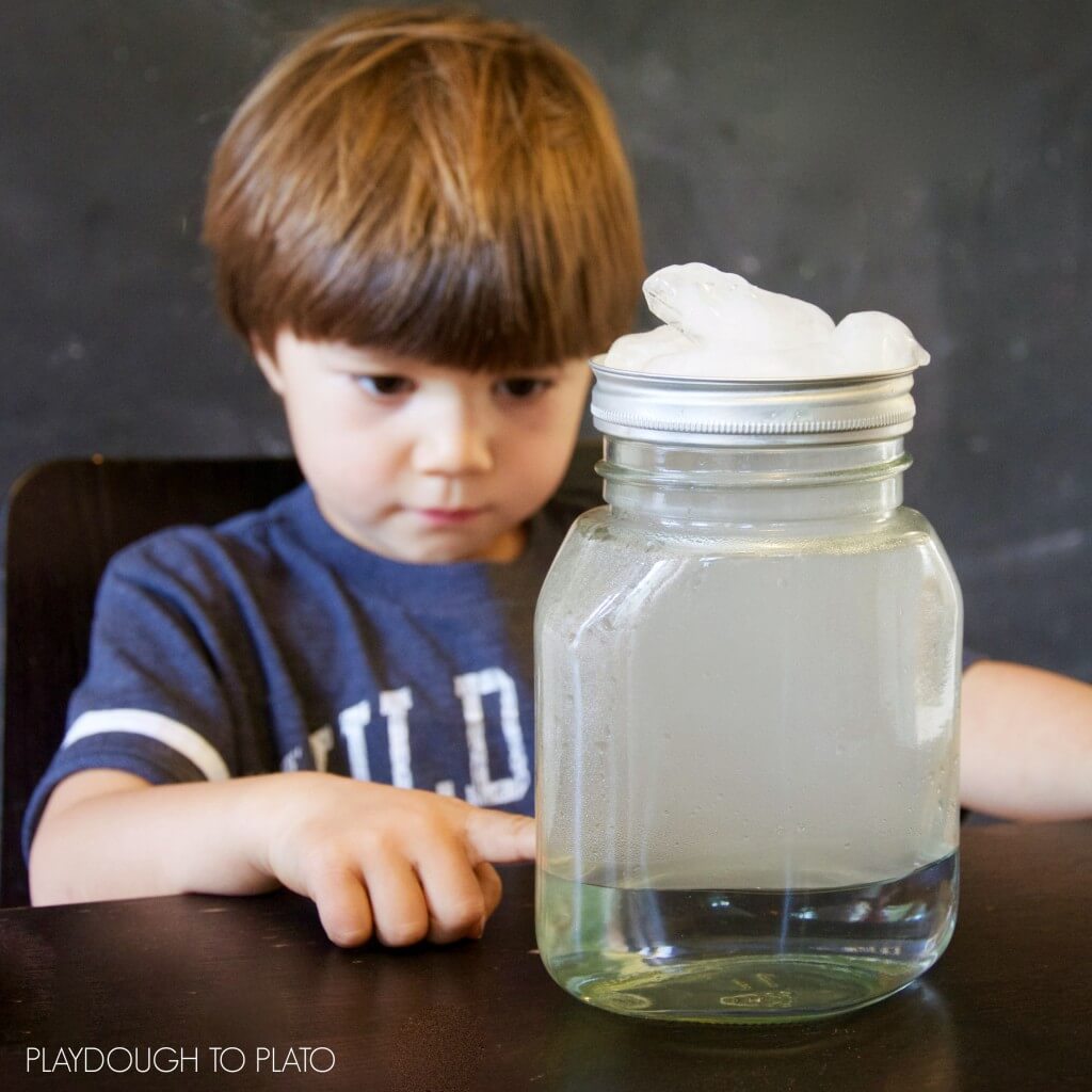 How to Make a Cloud in a Jar. Such an easy and fun science experiment for kids!