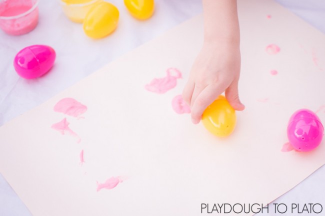 Simple art ideas for kids: Try some process art with plastic Easter eggs today! Perfect for toddlers, preschoolers, and kindergartners.