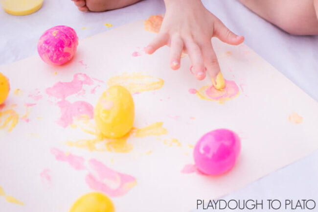 Simple art ideas for kids: Try some process art with plastic Easter eggs today! Perfect for toddlers, preschoolers, and kindergartners.