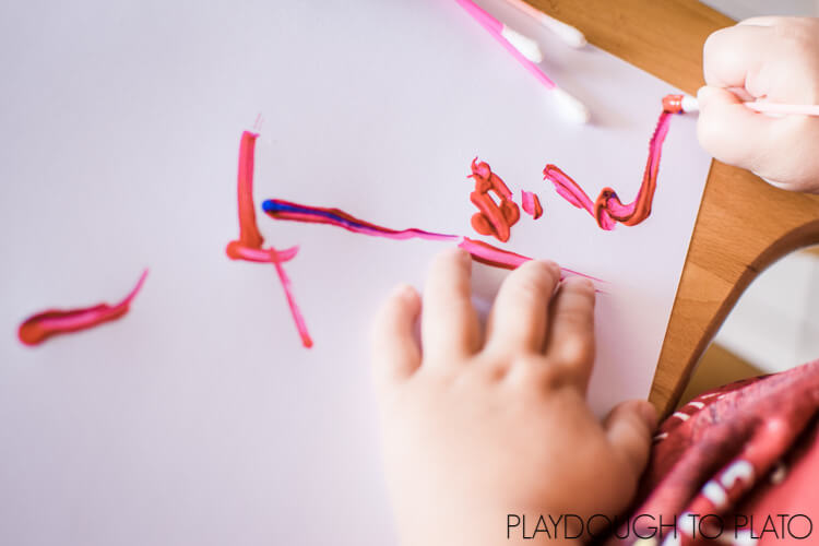 Super simple art activity without paintbrushes: Toddler Process Art with Q-Tips!