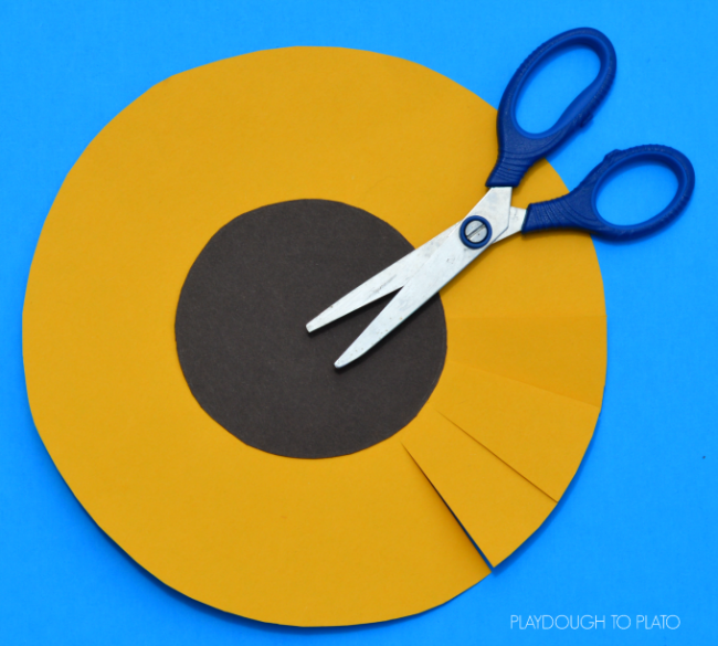 This paper sunflower craft is a great craft for kids to end the summer and start the fall. It requires very little to prep and works on scissor skills